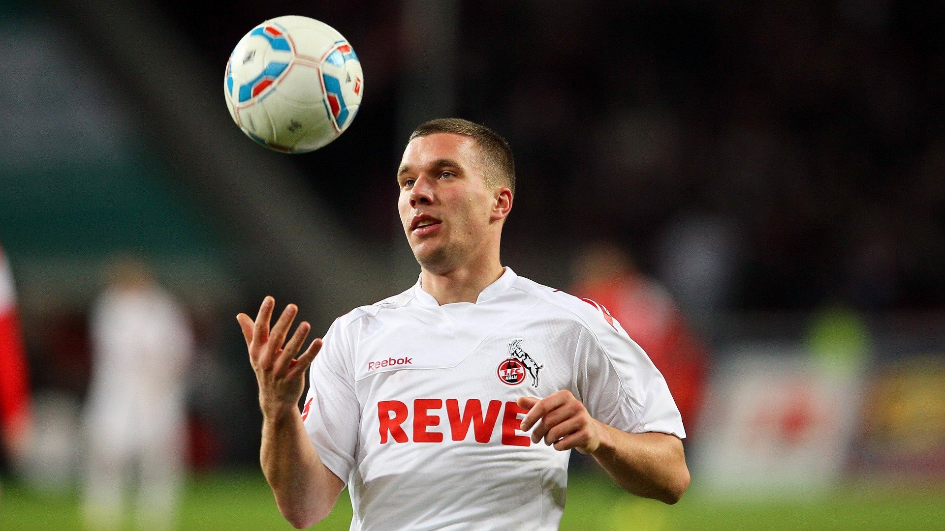 九游电竞-_全景水上运动节：水上飞行、冲浪轮番上演_，水上冲浪介绍